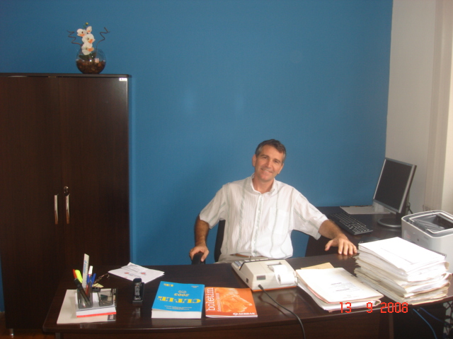 José Carlos trabalhando no escritório do Contábil Max